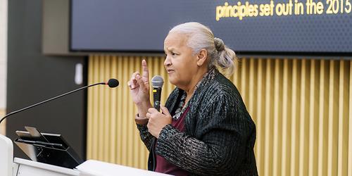 ﻿예술학과 초청 강의, 알리산드라 커민스 바베이도스 박물관 및 역사 협회 관장 사진